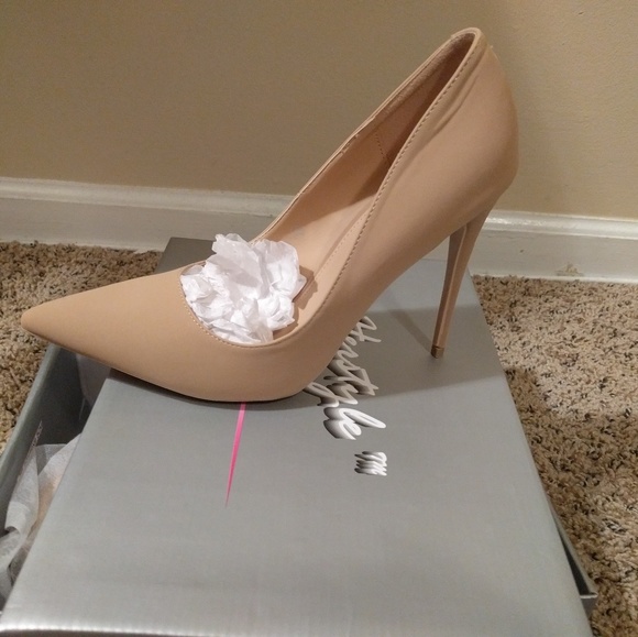 Shoes - Nude pumps